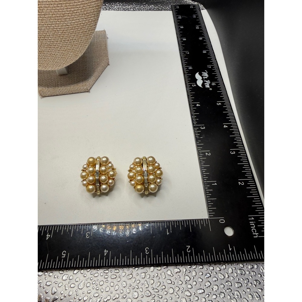 Vintage Lisner Faux Pearl Baguette Rhinestone Gold Tone Clip On Earrings Signed - Picture 2 of 4